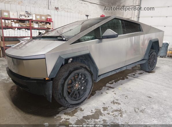 7G2CEHED0RA047921 2024 TESLA CYBERTRUCK Серебряный Передняя левая четверть
