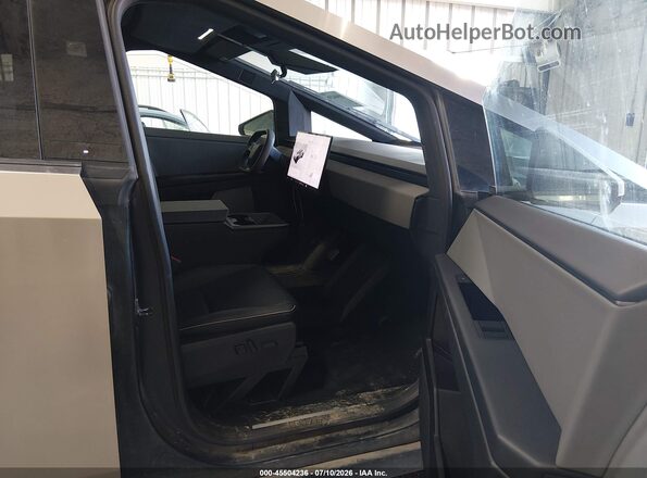 7G2CEHED0RA047921 2024 TESLA CYBERTRUCK Серебряный Вид салона спереди