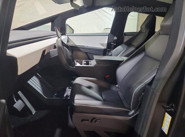 7G2CEHED0TA090176 2026 TESLA CYBERTRUCK Silver Widok wnętrza z przodu