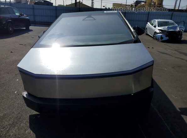 7G2CEHED1TA091028 2026 TESLA CYBERTRUCK Silver Widok z przodu