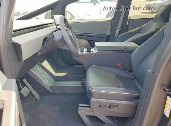 7G2CEHED1TA091028 2026 TESLA CYBERTRUCK Silver Widok wnętrza z przodu