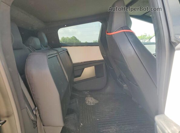 7G2CEHED3RA010782 2024 TESLA CYBERTRUCK Gray Widok tylnych siedzeń