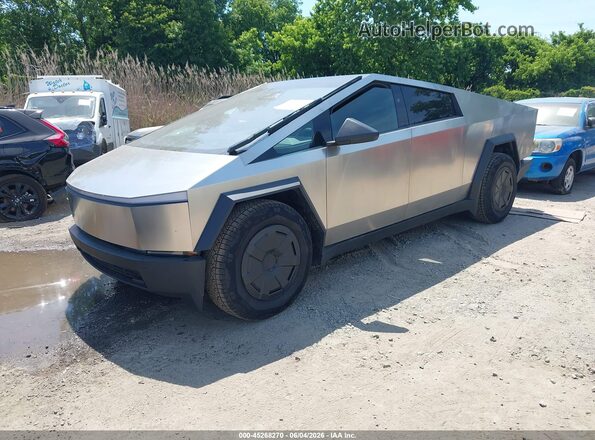 7G2CEHED4RA034458 2024 TESLA CYBERTRUCK Silver Առջևի ձախ երեք քառորդ տեսարան