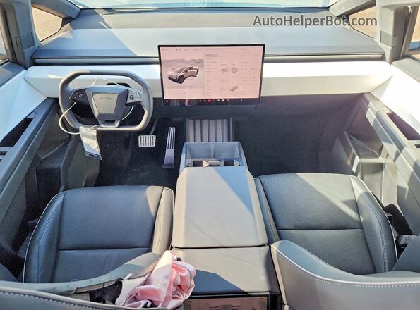 7G2CEHED7RA007061 2024 TESLA CYBERTRUCK Серебряный Вид панели приборов