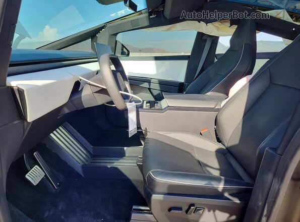 7G2CEHED7RA007061 2024 TESLA CYBERTRUCK Серебряный Вид салона спереди