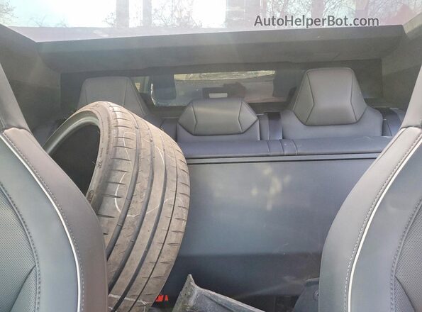 7G2CEHED7RA022692 2024 TESLA CYBERTRUCK Gray Հետևի նստատեղերի տեսք