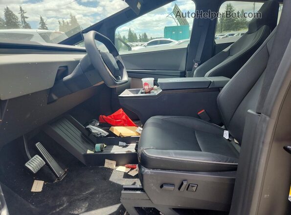 7G2CEHED7SA080047 2025 TESLA CYBERTRUCK Silver წინა სალონის ხედი
