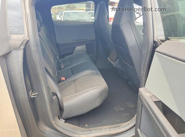 7G2CEHED8RA049481 2024 TESLA CYBERTRUCK Silver Հետևի նստատեղերի տեսք