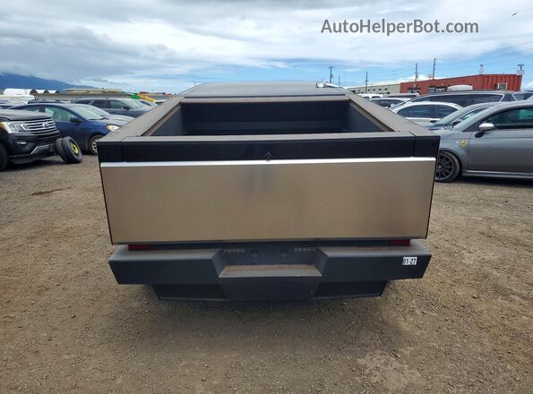 7G2CEHED8RA049481 2024 TESLA CYBERTRUCK Silver Հետևի տեսք