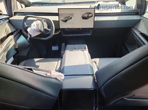 7G2CEHED9SA067915 2025 TESLA CYBERTRUCK Silver Dashboard view