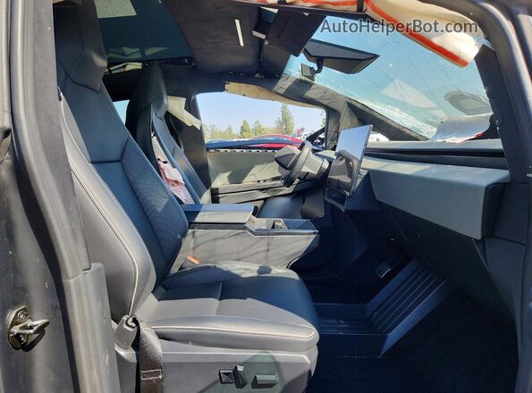 7G2CEHED9SA067915 2025 TESLA CYBERTRUCK Silver Front interior view