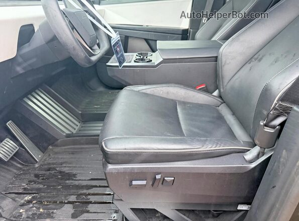 7G2CEHEDXRA020211 2024 TESLA CYBERTRUCK Green Widok wnętrza z przodu