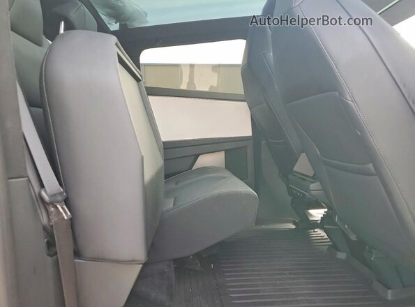 7G2CEHEDXRA020211 2024 TESLA CYBERTRUCK Green Widok wnętrza z tyłu