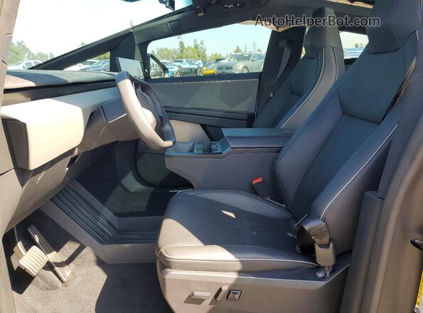 7G2CEHEE3RA035674 2024 TESLA CYBERTRUCK Black Widok wnętrza z przodu