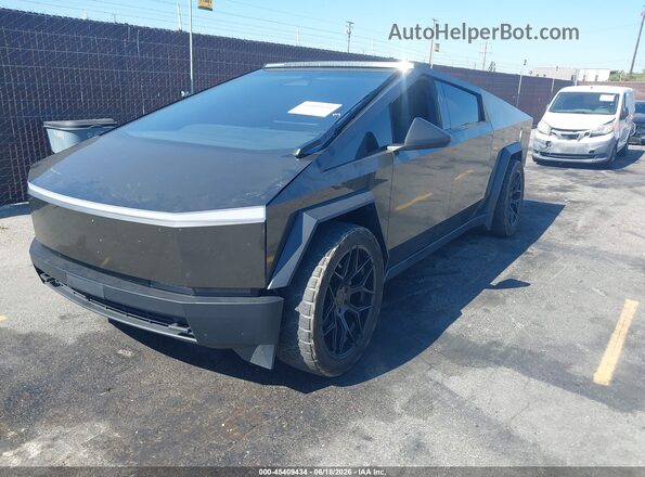 7G2CEHEE6RA020683 2024 TESLA CYBERTRUCK Gray წინა მარცხენა ხედი სამი მეოთხედიდან