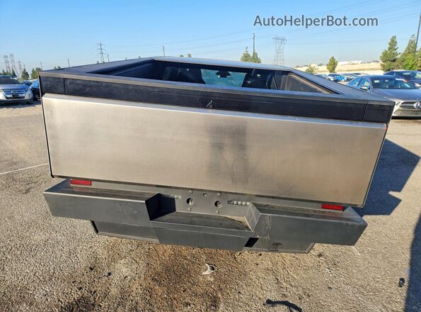 7G2CEHEE9SA062500 2025 TESLA CYBERTRUCK Silver Հետևի տեսք