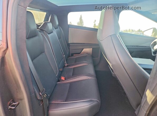 7G2CEHEE9SA062500 2025 TESLA CYBERTRUCK Silver Հետևի նստատեղերի տեսք