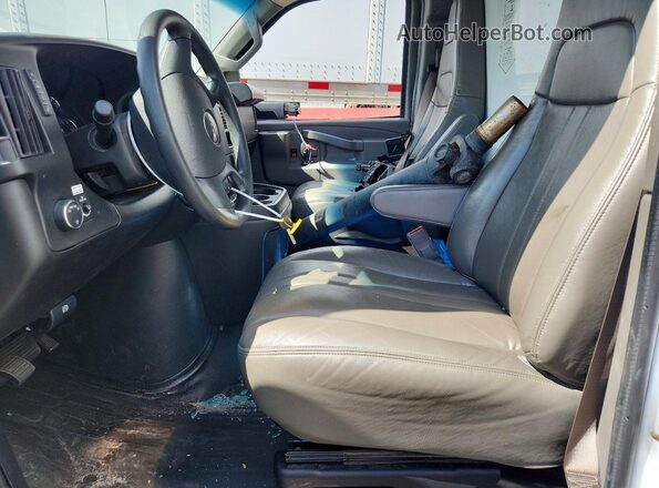 7GZ37TC71NN007927 2022 GMC SAVANA White Vista interior delantera