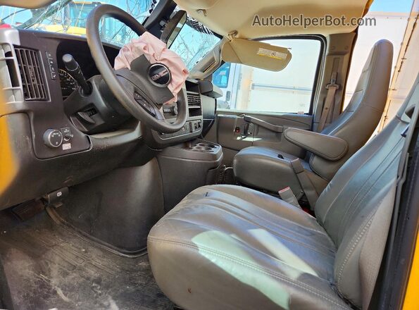 7GZ37TC73NN005144 2022 GMC SAVANA Yellow Вид салону спереду