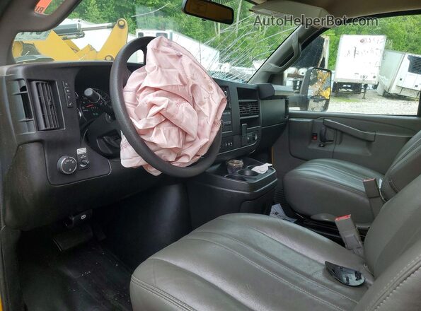 7GZ37TC74PN002028 2023 GMC SAVANA Yellow Widok deski rozdzielczej