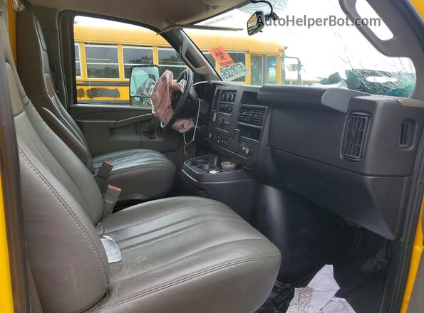 7GZ37TC74PN002028 2023 GMC SAVANA Yellow Widok wnętrza z tyłu
