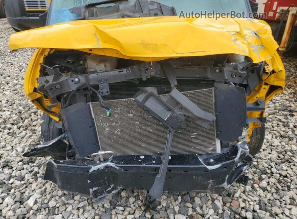 7GZ37TC74PN002028 2023 GMC SAVANA Yellow Widok komory silnika