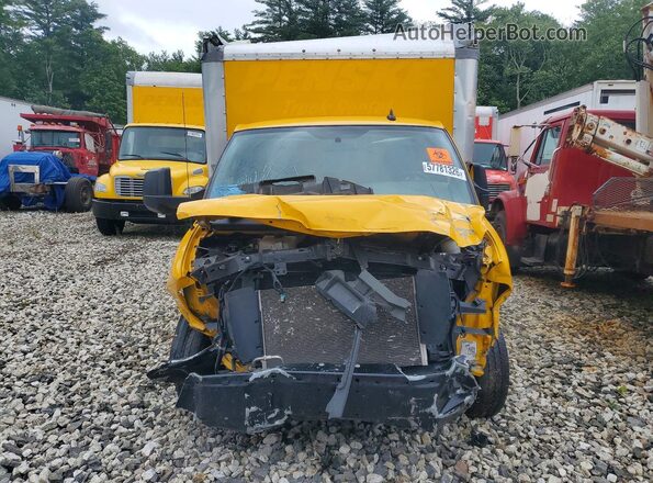 7GZ37TC74PN002028 2023 GMC SAVANA Yellow Widok z przodu