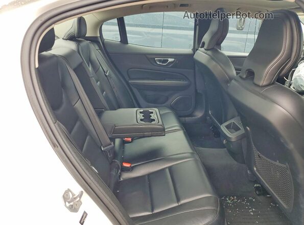 7JRA22TKXKG015057 2019 VOLVO S60 White Widok tylnych siedzeń