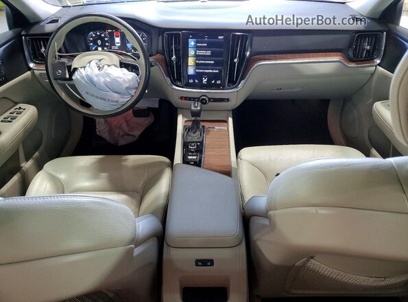 7JRA22TKXMG093017 2021 VOLVO S60 Silver Առջևի վահանակի տեսք