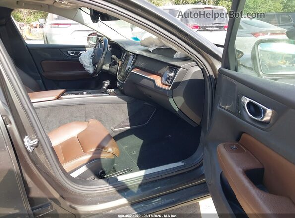 7JRA22TL2LG036818 2020 VOLVO S60 Green Widok wnętrza z przodu