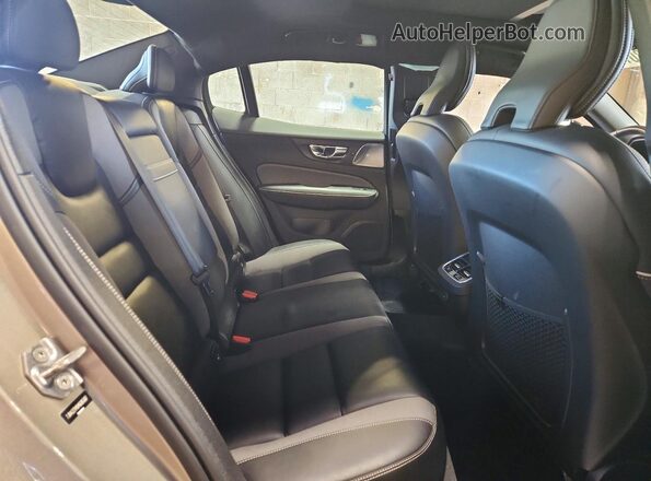 7JRA22TM5MG095307 2021 VOLVO S60 Silver Հետևի նստատեղերի տեսք
