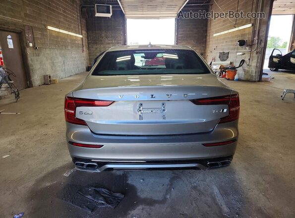 7JRA22TM5MG095307 2021 VOLVO S60 Silver Հետևի տեսք