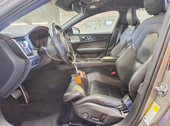 7JRA22TM5MG095307 2021 VOLVO S60 Silver Սալոնի դիմացի տեսք