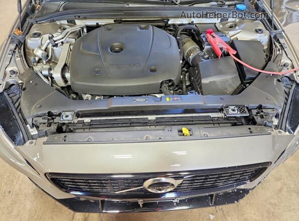 7JRA22TM5MG095307 2021 VOLVO S60 Silver Սալոնի հետևի տեսք