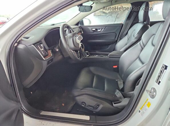 7JRL12FL3RG281322 2024 VOLVO S60 White Widok wnętrza z przodu