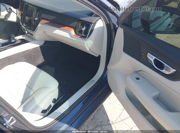 7JRL12FZ3NG153824 2022 VOLVO S60 Gray Widok wnętrza z przodu