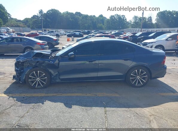 7JRL12FZ3NG153824 2022 VOLVO S60 Gray Widok wnętrza z tyłu