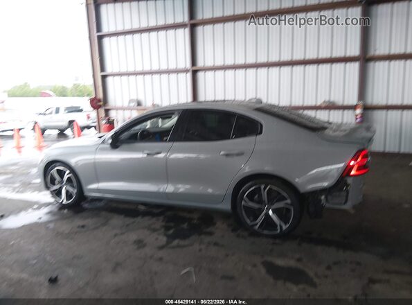 7JRL12TK8RG324001 2024 VOLVO S60 Gray Սալոնի 360 աստիճան տեսք