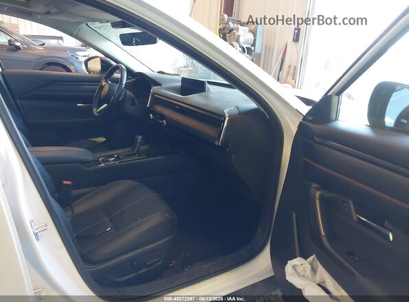 7MMVABEM0PN121828 2023 MAZDA CX-5 White Front interior view