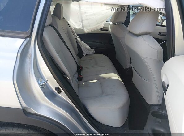 7MUAAAAG7PV050250 2023 TOYOTA COROLLA CROSS Silver Vista de la etiqueta del VIN