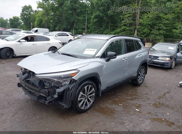 7MUEAABGXSV128013 2025 TOYOTA COROLLA CROSS Silver Vista tres cuartos delantera izquierda