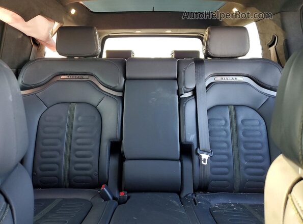 7PDSGABA1PN011126 2023 RIVIAN R1S Silver Rear seats view