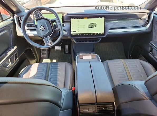 7PDSGABA1PN023602 2023 RIVIAN R1S Серый Вид панели приборов