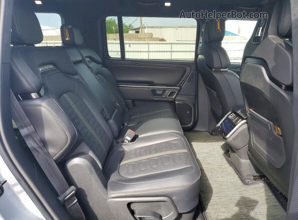 7PDSGABA3RN034071 2024 RIVIAN R1S Gray Вид задньої частини салону