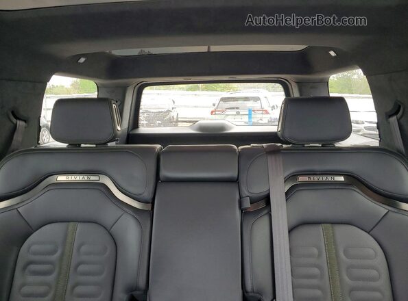 7PDSGABA3RN034071 2024 RIVIAN R1S Gray Вид задніх сидінь