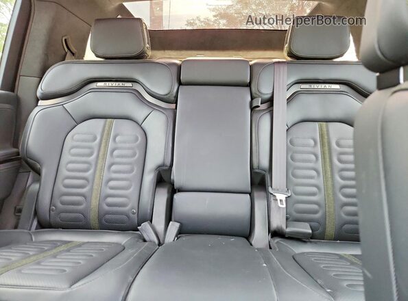 7PDSGABA4RN039327 2024 RIVIAN R1S Green Հետևի նստատեղերի տեսք
