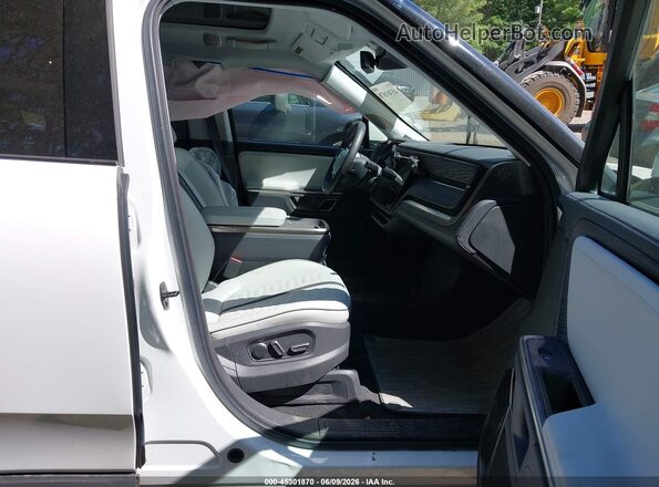 7PDSGABA6RN042505 2024 RIVIAN R1S White Вид салону спереду