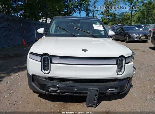 7PDSGABA6RN042505 2024 RIVIAN R1S White Вид щитка приладів