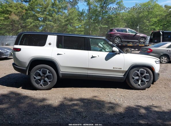 7PDSGABA6RN042505 2024 RIVIAN R1S White Вид задньої частини салону
