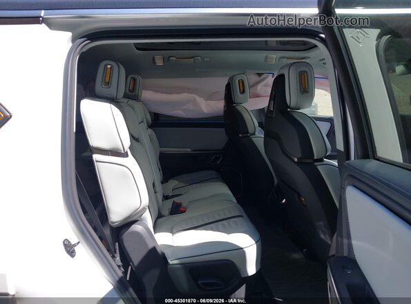 7PDSGABA6RN042505 2024 RIVIAN R1S White Вид наклейки з VIN-кодом